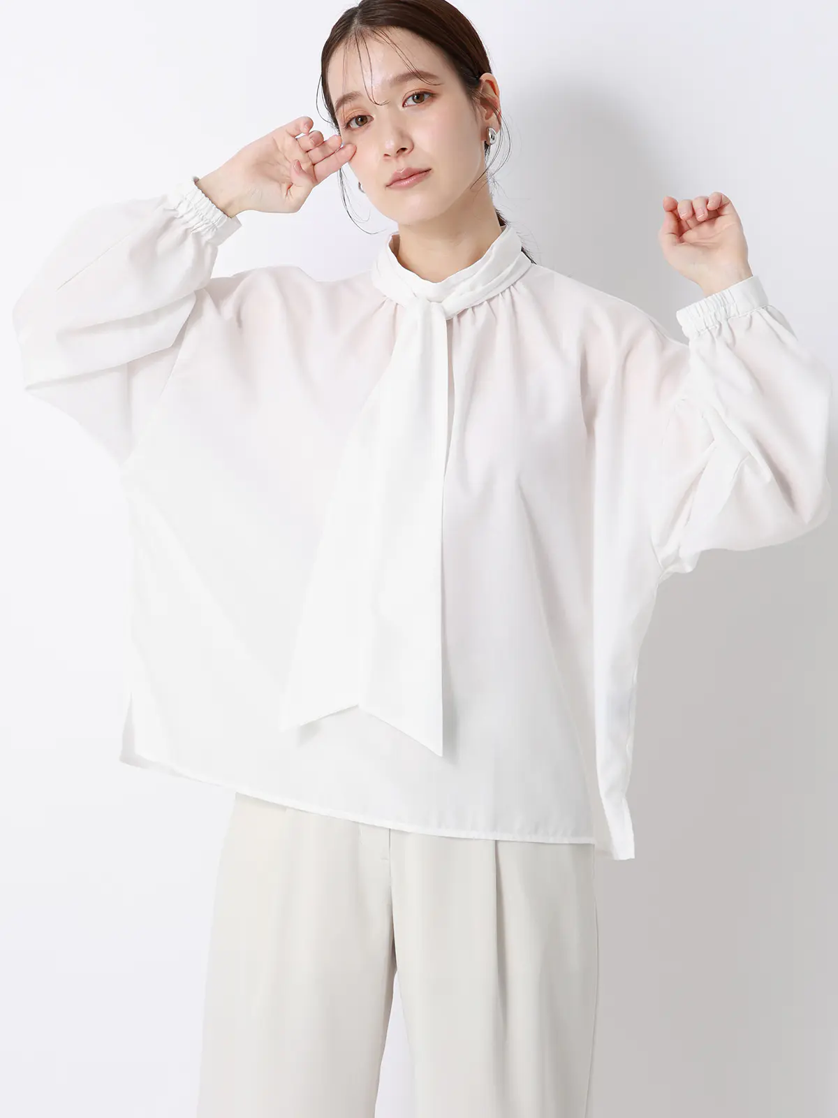 CHANTOWA／シアーハイネックボウタイブラウス／ウォッシャブル／ポリエステル／無地 ホワイト F