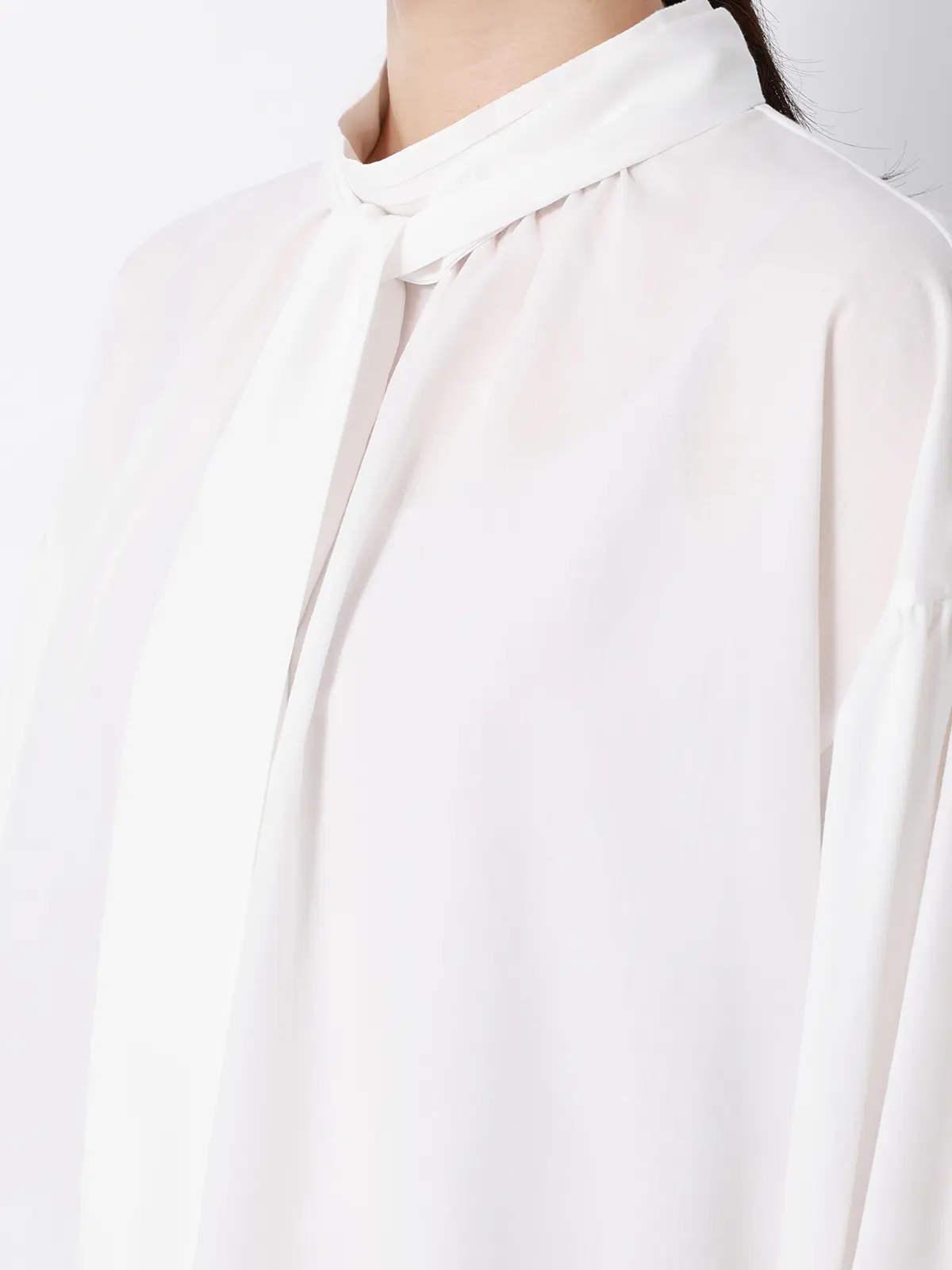 CHANTOWA／シアーハイネックボウタイブラウス／ウォッシャブル／ポリエステル／無地 ホワイト F