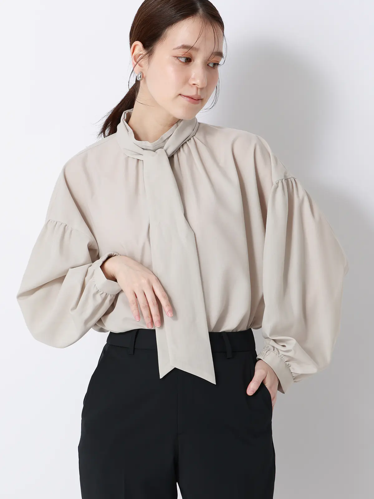 CHANTOWA/シアーハイネックボウタイブラウス/ウォッシャブル/ポリエステル/無地 グレージュ F