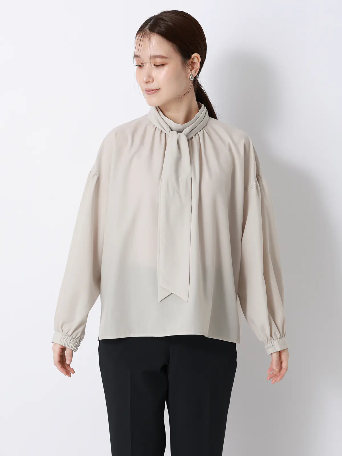 CHANTOWA/シアーハイネックボウタイブラウス/ウォッシャブル/ポリエステル/無地 グレージュ F