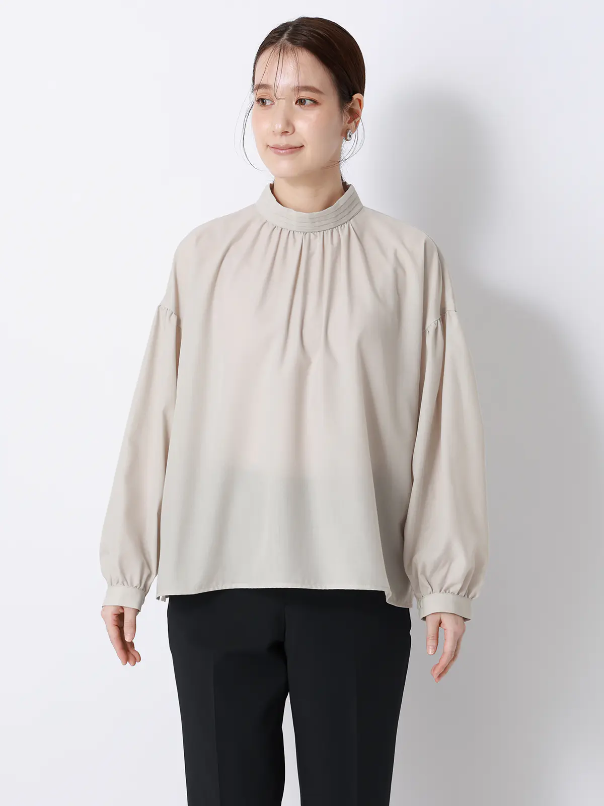 CHANTOWA/シアーハイネックボウタイブラウス/ウォッシャブル/ポリエステル/無地 グレージュ F