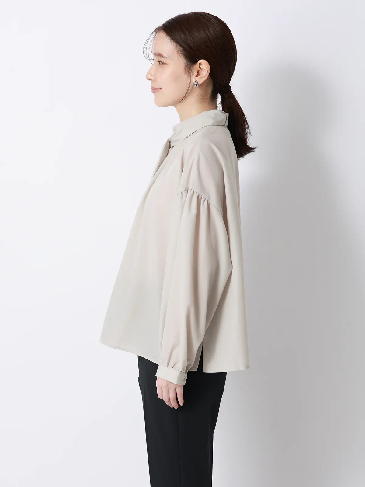 CHANTOWA/シアーハイネックボウタイブラウス/ウォッシャブル/ポリエステル/無地 グレージュ F