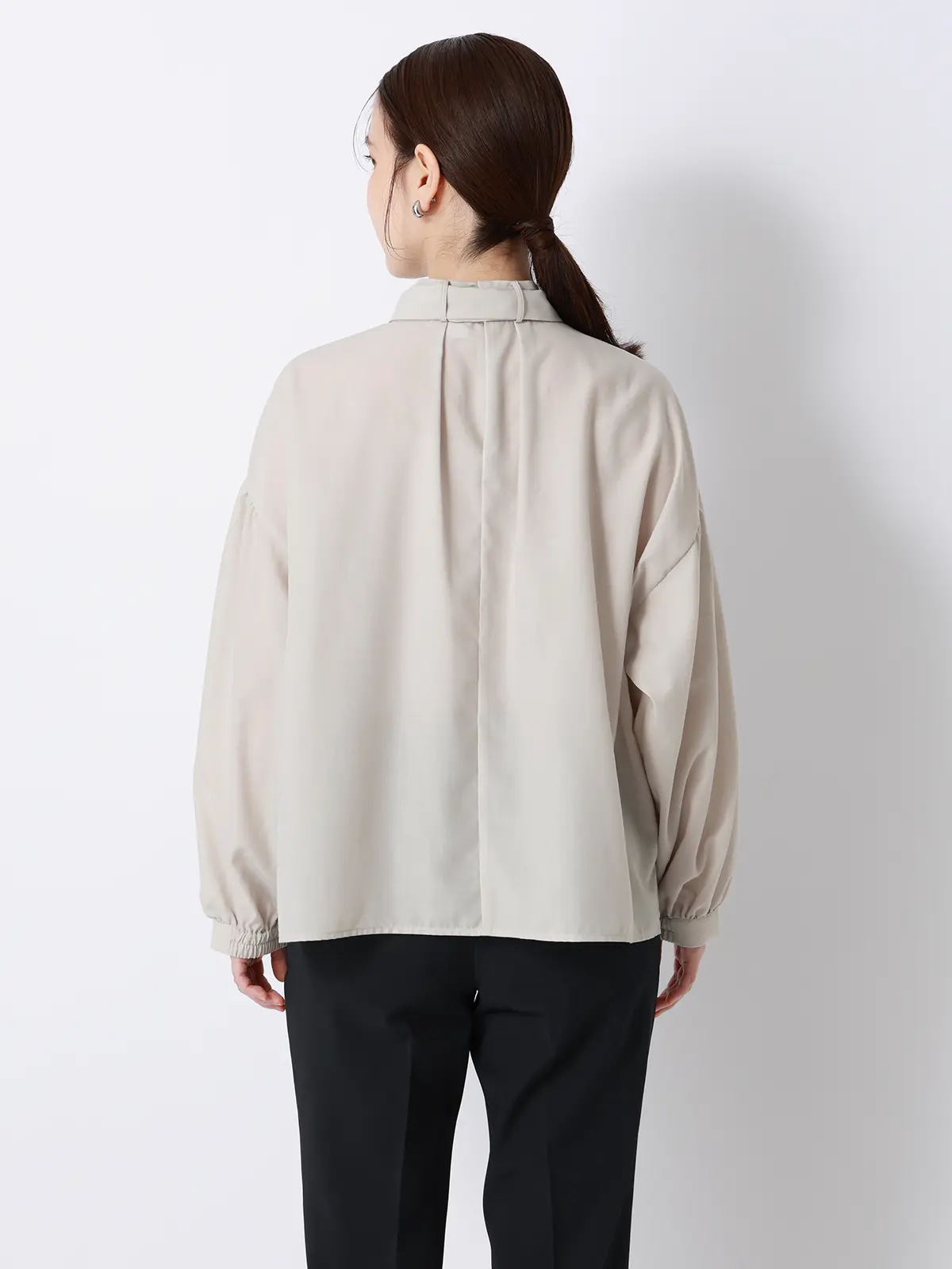 CHANTOWA/シアーハイネックボウタイブラウス/ウォッシャブル/ポリエステル/無地 グレージュ F