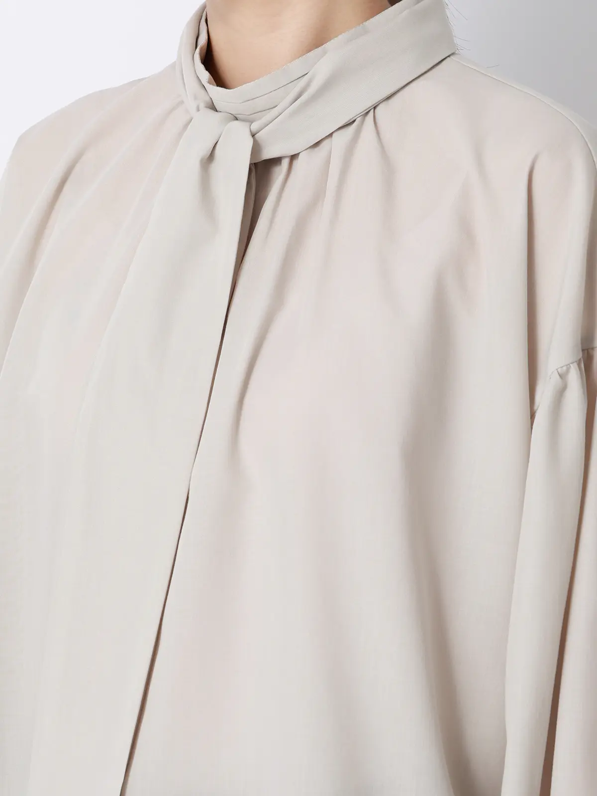 CHANTOWA/シアーハイネックボウタイブラウス/ウォッシャブル/ポリエステル/無地 グレージュ F