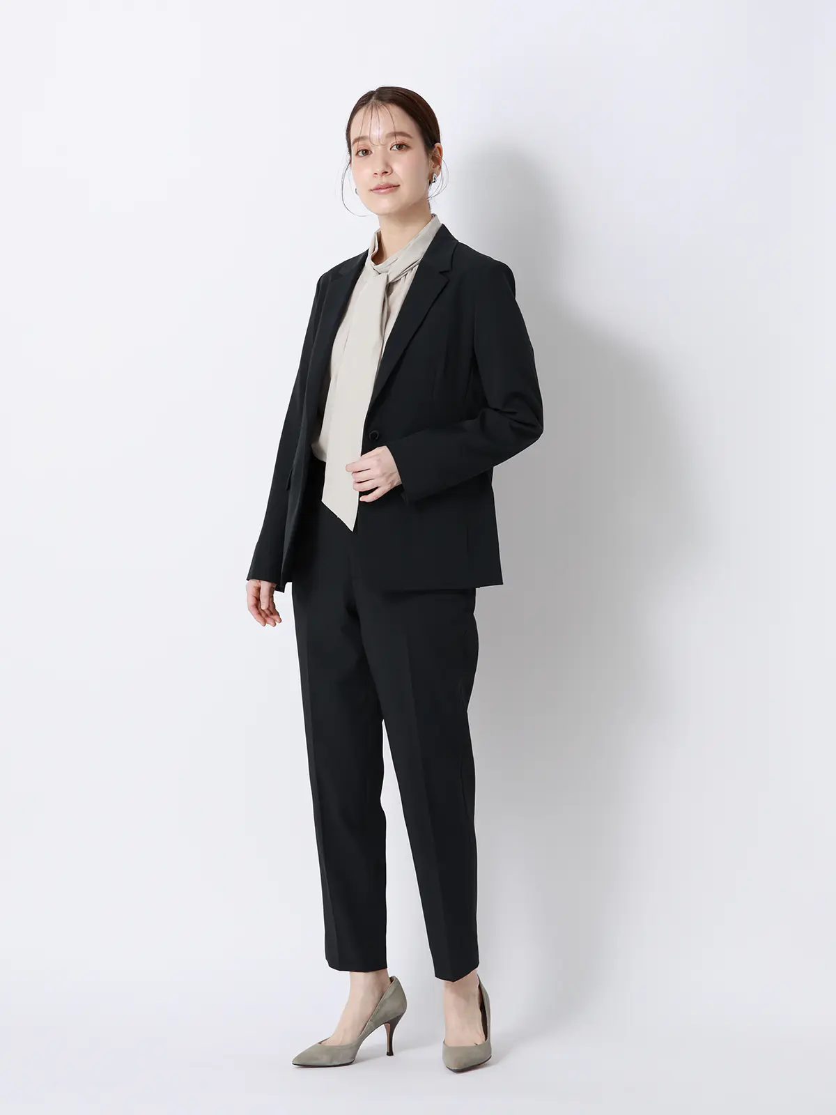 CHANTOWA/シアーハイネックボウタイブラウス/ウォッシャブル/ポリエステル/無地 グレージュ F