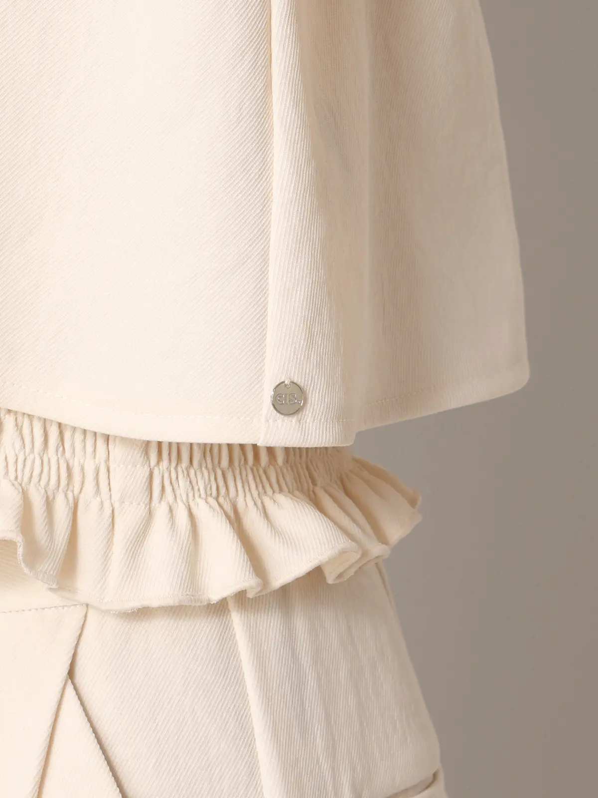 【2／23　23:59までWEB先行販売中】CIS.／オフショルダートップス&インナーキャミソール オフホワイト 36(7号）