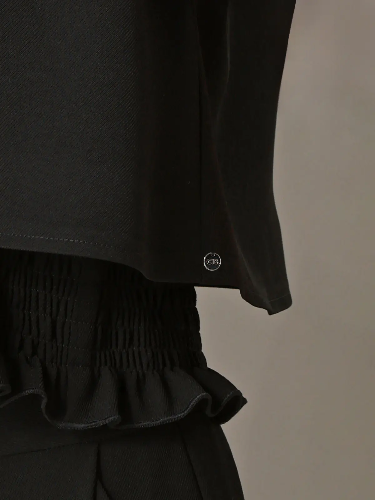 【2／23　23:59までWEB先行販売中】CIS.／オフショルダートップス&インナーキャミソール ブラック 36(7号）