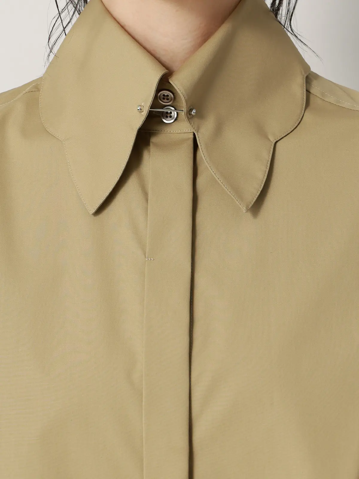 【2／23　23:59までWEB先行販売中】CIS.／スカラップ＆ピンホールカラーシャツ ベージュ 36(7号）