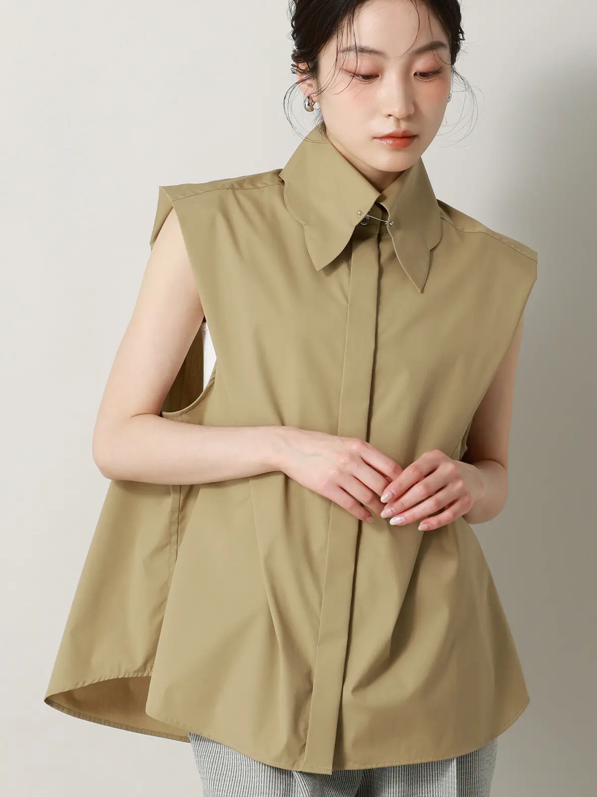 【2／23　23:59までWEB先行販売中】CIS.／スカラップ＆ピンホールカラーシャツ ベージュ 36(7号）