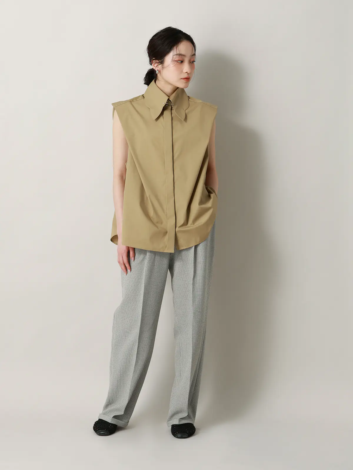 【2／23　23:59までWEB先行販売中】CIS.／スカラップ＆ピンホールカラーシャツ ベージュ 36(7号）