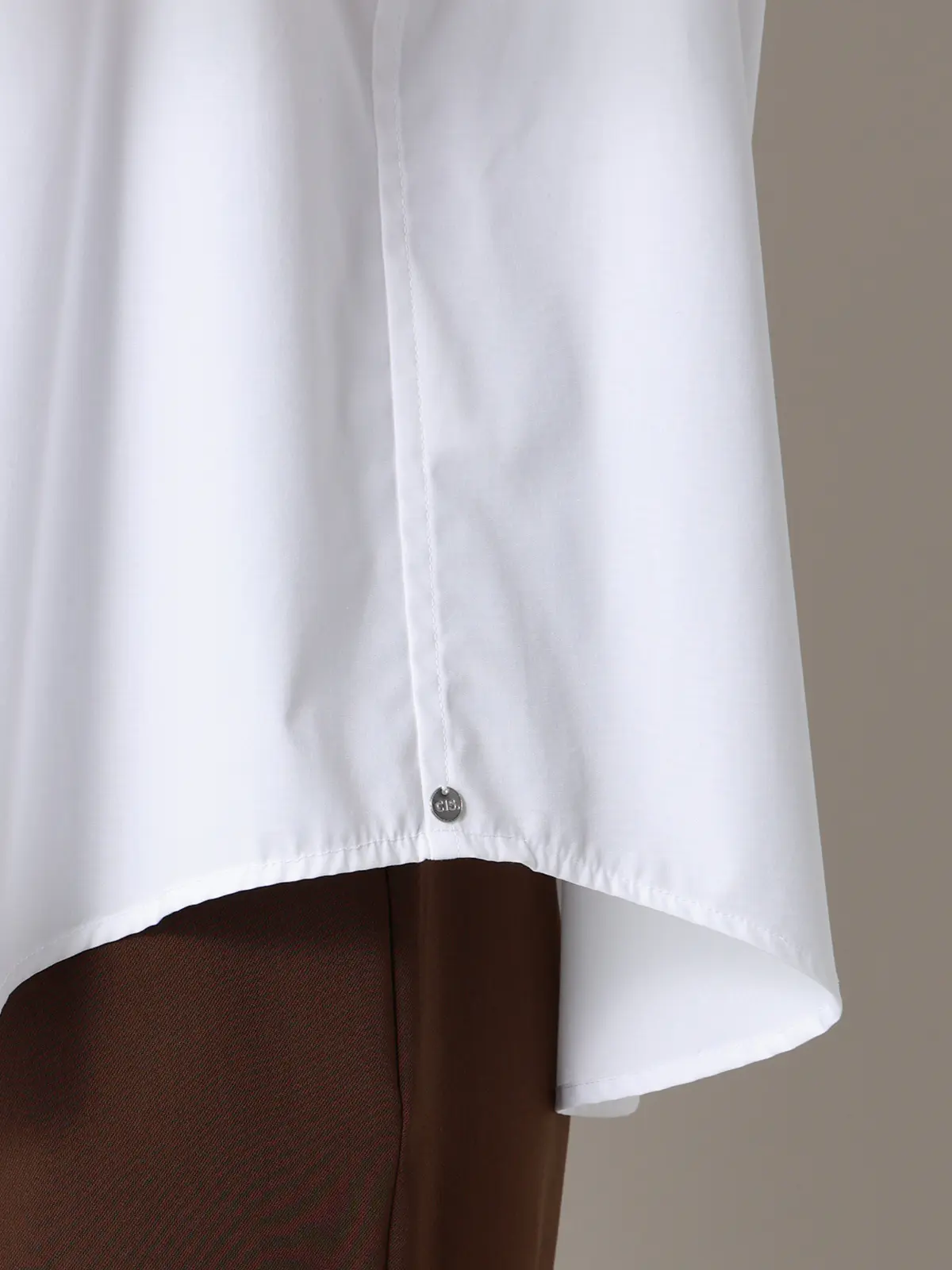 【2／23　23:59までWEB先行販売中】CIS.／スカラップ＆ピンホールカラーシャツ オフホワイト 36(7号）