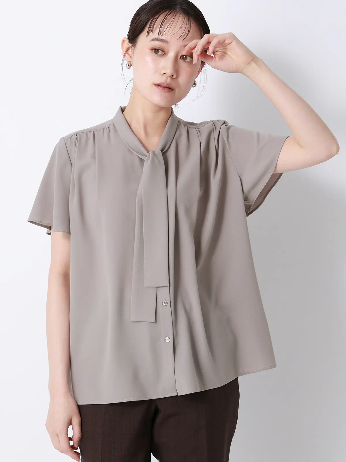 リボンブラウス／半袖／ウォッシャブル／接触冷感／ジョーゼット／無地／BIYORI UP モカ F