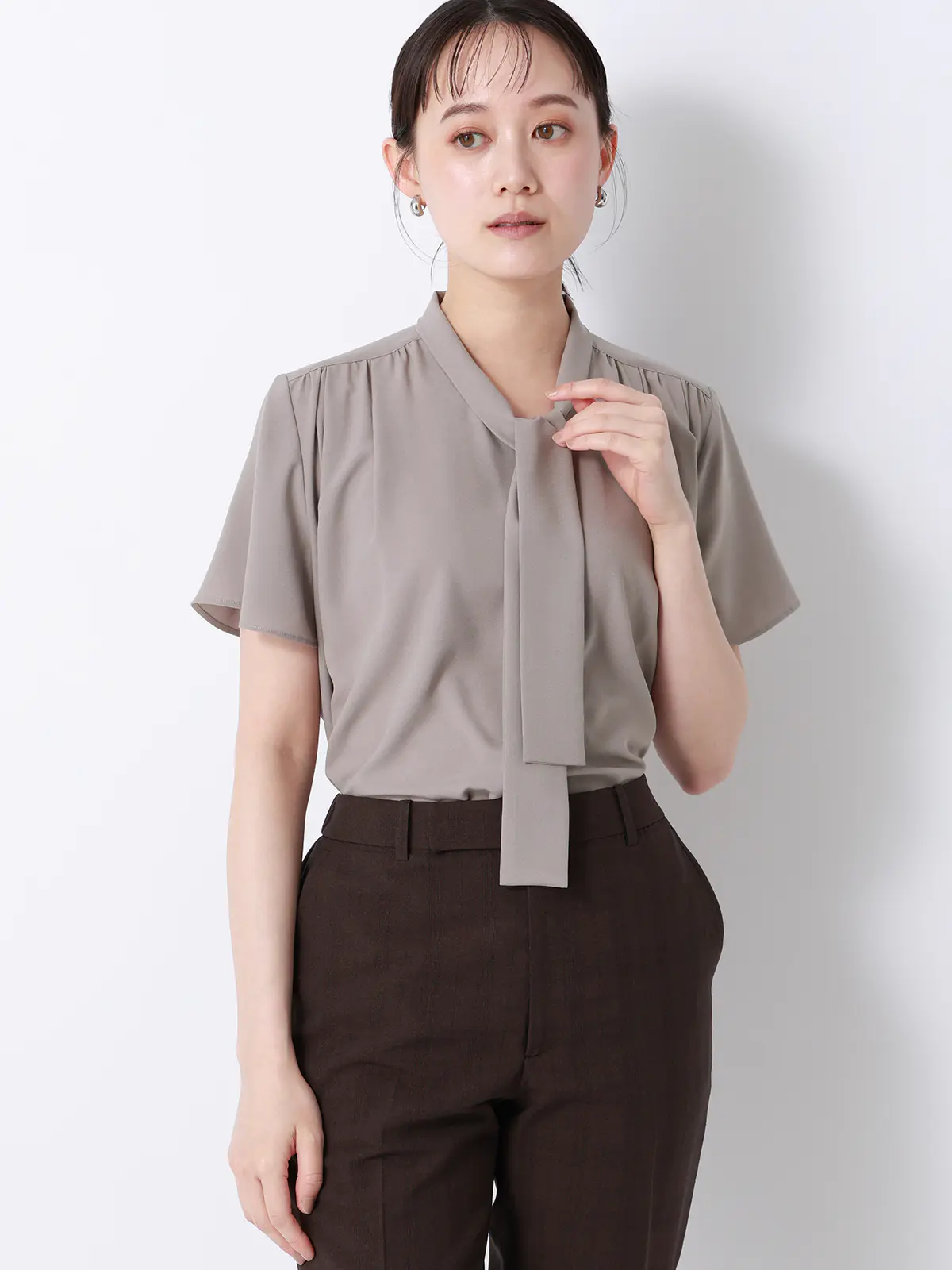 リボンブラウス／半袖／ウォッシャブル／接触冷感／ジョーゼット／無地／BIYORI UP モカ F