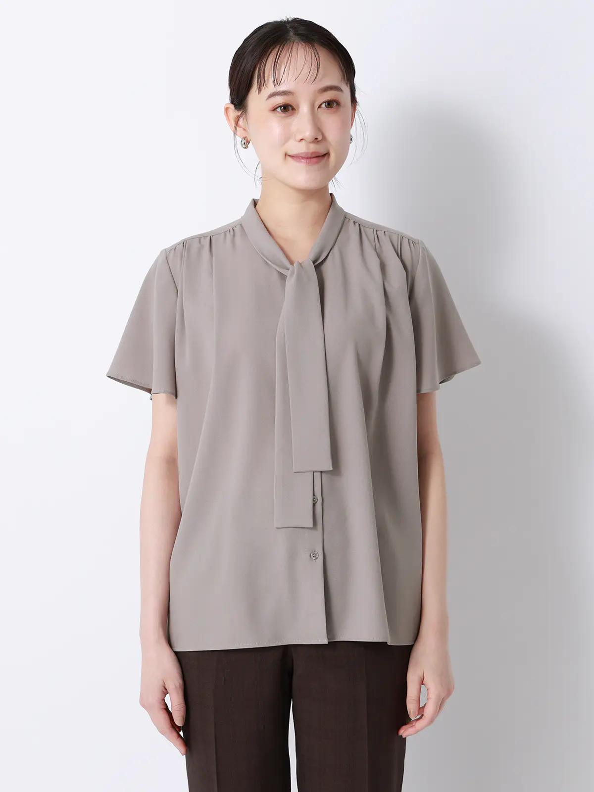 リボンブラウス／半袖／ウォッシャブル／接触冷感／ジョーゼット／無地／BIYORI UP モカ F