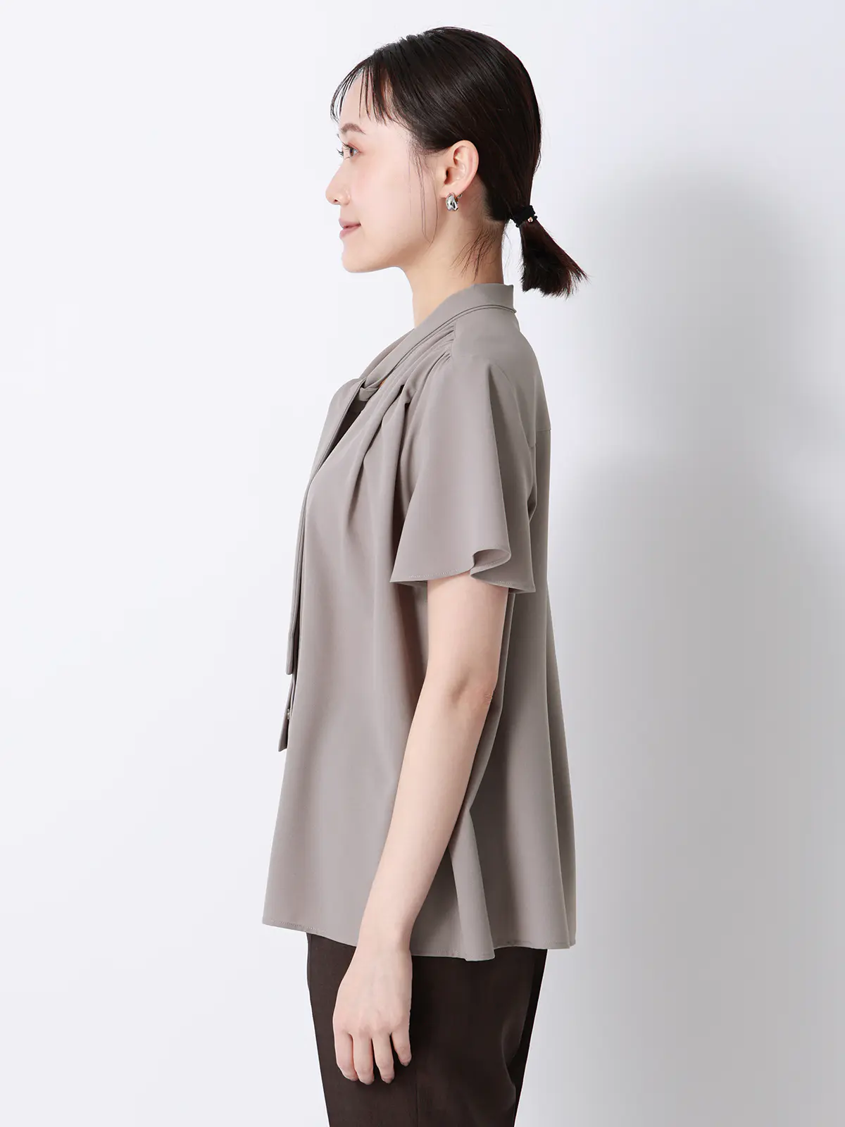 リボンブラウス／半袖／ウォッシャブル／接触冷感／ジョーゼット／無地／BIYORI UP モカ F