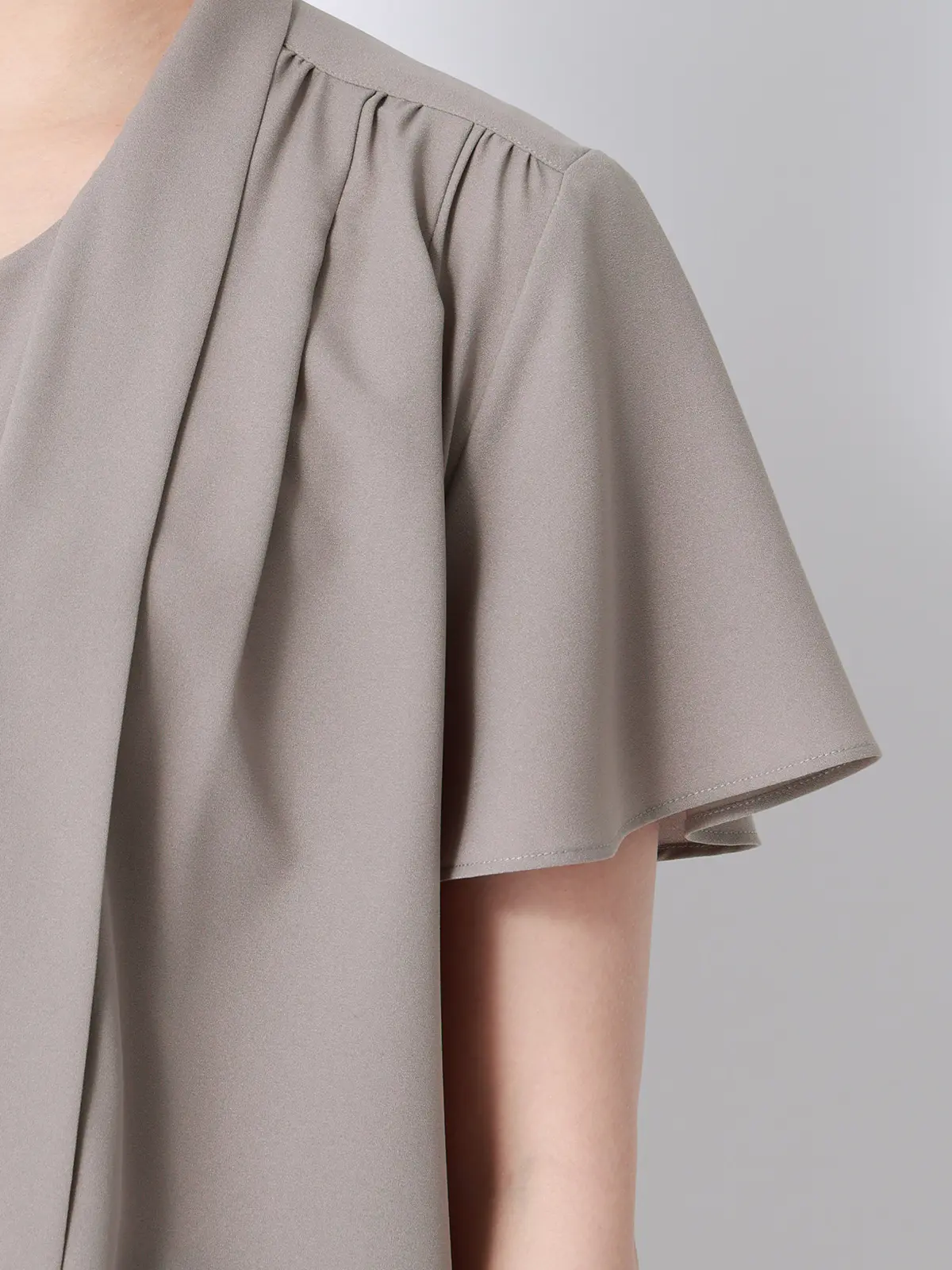 リボンブラウス／半袖／ウォッシャブル／接触冷感／ジョーゼット／無地／BIYORI UP モカ F