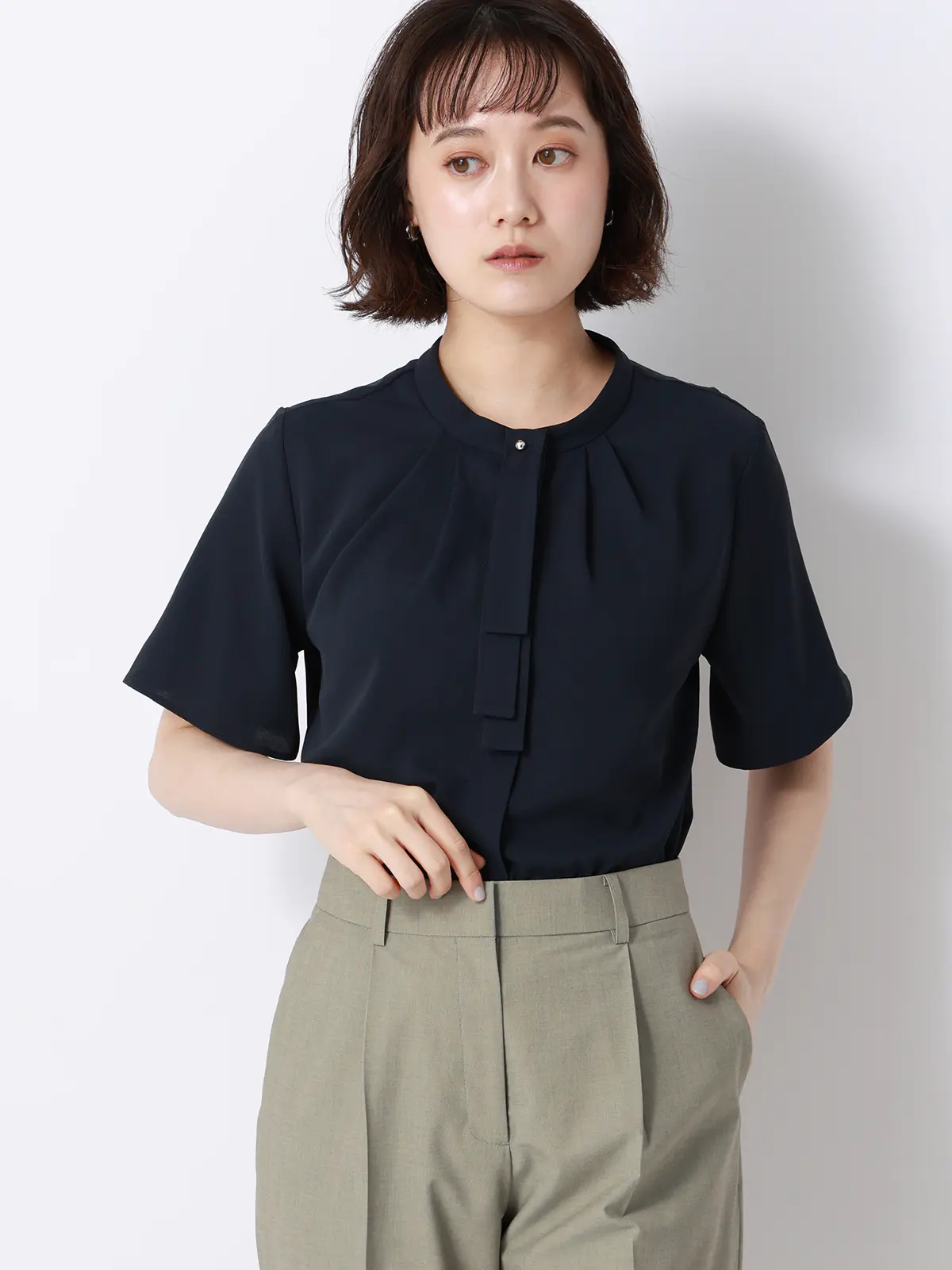 ボウタイブラウス／半袖／ウォッシャブル／接触冷感／UVカット／ジョーゼット／メタルパーツ ネイビー 38(9号）