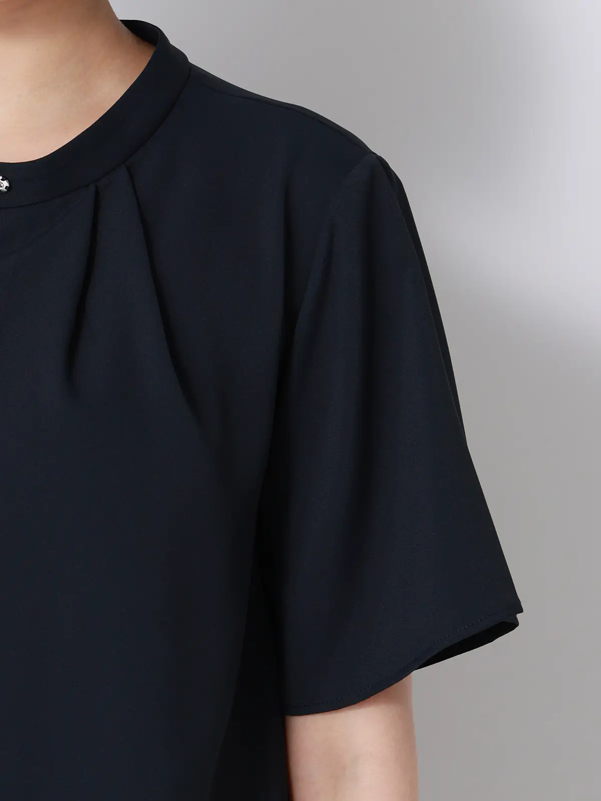 ボウタイブラウス／半袖／ウォッシャブル／接触冷感／UVカット／ジョーゼット／メタルパーツ ネイビー 38(9号）