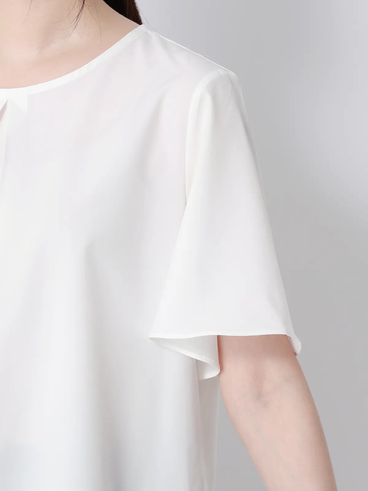 みんなのブラウス／クルーネックタックブラウス／半袖／ウォッシャブル／接触冷感／無地 ホワイト M